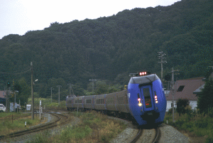 JR Hokkaido type 283 DMU on a grade crossing.