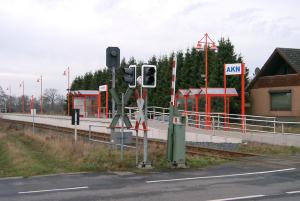 Platform built along singletrack, next to a grade crossing.